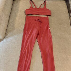 Vuori Daily Legging (Small) Yosemite Bra (Medium)